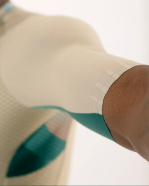 Sleeve detailing on the Mens Avena cycling jersey. Part of the Enjoy winter 2022 cycling apparel range.