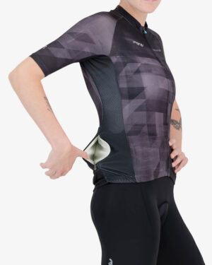 Pocket detail of the womens cycling jersey in the Pace Supremium design by enjoy.cc
