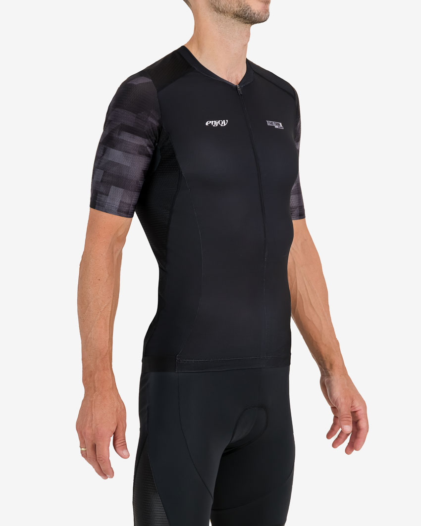 Three quarter of the mens tri top in the Pace design. Triathlon clothing made by Enjoy.cc