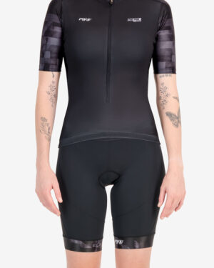 Front of the womens tri short in the Pace design. Triathlon clothing made by Enjoy.cc