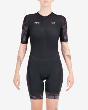 Front of the womens sleeved tri suit in the Pace design. Triathlon clothing made by Enjoy.cc
