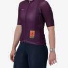 Side view of the Supremium Women's cycle jersey in plum colour Vasbyt design by enjoy.cc